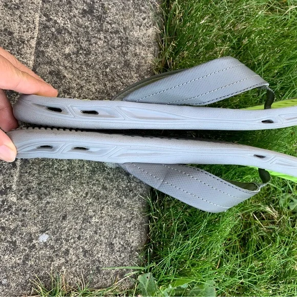 Columbia Men's green and Gray Flip Flops | Size 9 - Picture 5 of 10